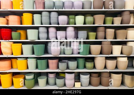 Viele Blumentöpfe im Supermarkt, in voller Farbe Stockfoto