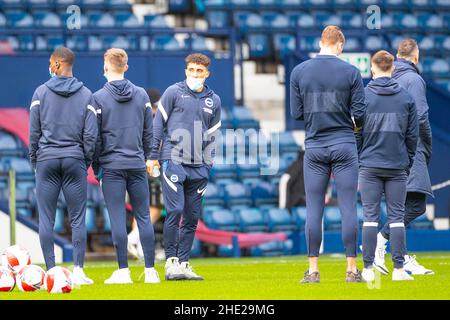 West Bromwich, Großbritannien. 8th. Januar 2022. Spieler von Brighton und Hove Albion inspizieren das Spielfeld während des FA Cup-Spiels zwischen West Bromwich Albion und Brighton und Hove Albion am 8. Januar 2022 in den Hawthorns, West Bromwich, England. Foto von Mike Morese.nur zur redaktionellen Verwendung, Lizenz für kommerzielle Nutzung erforderlich. Keine Verwendung bei Wetten, Spielen oder Veröffentlichungen einzelner Clubs/Vereine/Spieler. Kredit: UK Sports Pics Ltd/Alamy Live Nachrichten Stockfoto