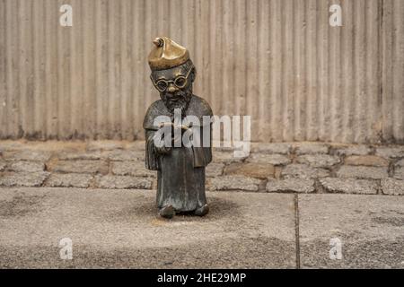 Professor Zwerg (Profesor) - seit 2005 erschienen Hunderte von wroclaw-Zwergfiguren in der Stadt - Breslau, Polen Stockfoto