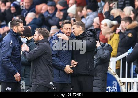 Hartlepool, Großbritannien. 08th Januar 2022. Graeme Lee Manager von Hartlepool United feiert Joe Grey #12 von Hartlepool United's Ziel, am 1/8/2022 in Hartlepool, Großbritannien, 2-1 zu erreichen. (Foto von Mark Cosgrove/News Images/Sipa USA) Quelle: SIPA USA/Alamy Live News Stockfoto