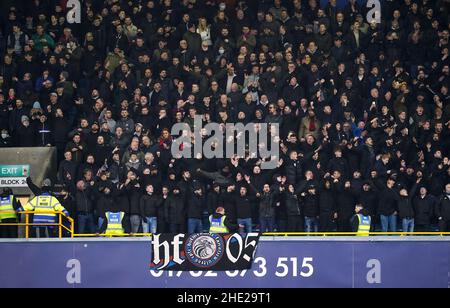 EDITORS NOTE GESTE Fans in den Ständen Geste während des Emirates FA Cup dritten Runde Spiel in The Den, London. Bilddatum: Samstag, 8. Januar 2022. Stockfoto