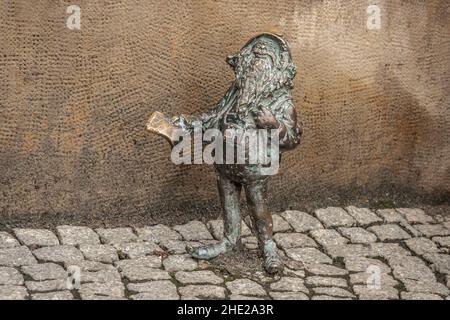 Touristischer Zwerg (Turysta) - seit 2005 erschienen Hunderte von wroclaw-Zwergfiguren in der Stadt - Breslau, Polen Stockfoto