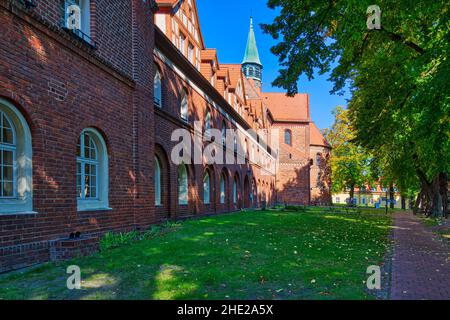 Ehemaliges Zisterzienserkloster Lehnin, Cecilienhaus und gotische Marienkirche, Brandenburg, Deutschland Stockfoto