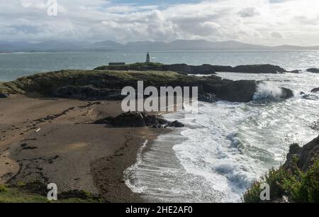 Blick auf den Leuchtturm von Twr Bach von einem Aussichtspunkt am Leuchtturm von Twr Mawr auf Llanddwyn Island, Anglesey, North Wales, Großbritannien. Aufgenommen am 25th. Oktober 2021. Stockfoto