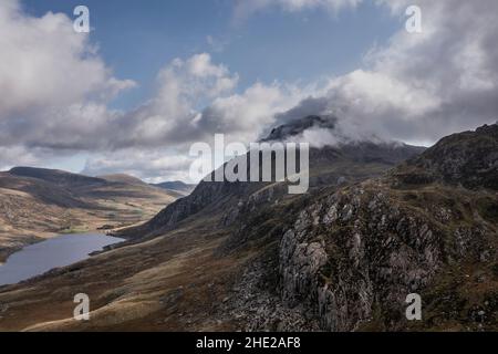 Luftaufnahme der fliegenden Drohne Episches Landschaftsbild im Frühherbstherbst entlang des Ogwen-Vslley im Snowdonia-Nationalpark mit dramatischem Himmel und Berg Stockfoto