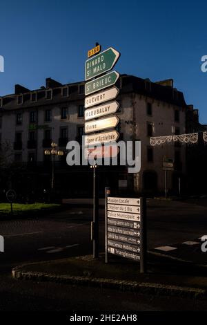 Frankreich, Bretagne, Dinan die 2020-12-25. Illustration des täglichen Lebens in der Bretagne während der Weihnachtsferien inmitten der Covid-19-Krise, Wann Stockfoto