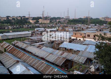 Bangladesch, Dhaka, Duari para am 2021-10-22. Das Slum von Duari para in Dhaka, der Hauptstadt von Bangladesch, beherbergt vor allem Klimafirmigranten aus den Ländern Stockfoto