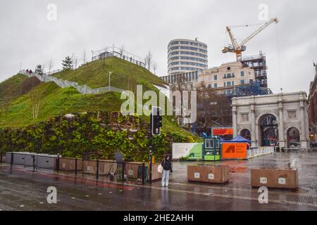 London, Großbritannien 8th. Januar 2022. Der Marble Arch Mound wird diesen Sonntag endgültig schließen. Der künstliche Hügel im Zentrum von London, der von steigenden Baukosten heimgesucht wurde, wurde als „Londons schlimmste Attraktion“ bezeichnet. Kredit: Vuk Valcic / Alamy Live Nachrichten Stockfoto