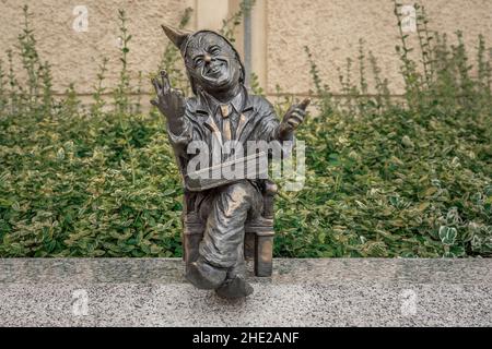 Professor Miodek Zwerg - seit 2005 erschienen Hunderte von wroclaw-Zwergfiguren in der Stadt - Breslau, Polen Stockfoto