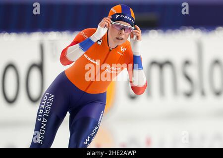 HEERENVEEN, NIEDERLANDE - 8. JANUAR: Dione Voskamp der Niederlande tritt am 500m 8. Januar 2022 während der ISU-Eisschnelllauf-Europameisterschaft 2022 in Thialf in Heerenveen, Niederlande, bei den Frauen an (Foto: Douwe Bijlsma/Orange Picles) Stockfoto