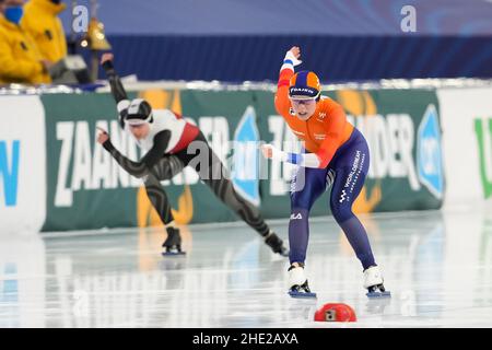 HEERENVEEN, NIEDERLANDE - 8. JANUAR: Dione Voskamp der Niederlande tritt am 500m 8. Januar 2022 während der ISU-Eisschnelllauf-Europameisterschaft 2022 in Thialf in Heerenveen, Niederlande, bei den Frauen an (Foto: Douwe Bijlsma/Orange Picles) Stockfoto