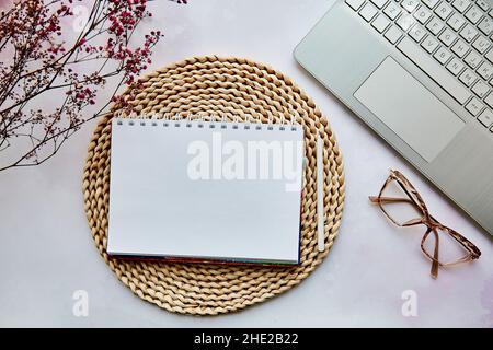 Modell aus Notizblock, Laptop und Gypsophila-Blume. Liste der Ziele, zu tun Liste Konzept. Feminines Konzept. Gemütliche Wohnästhetik. Speicherplatz kopieren. Draufsicht Stockfoto