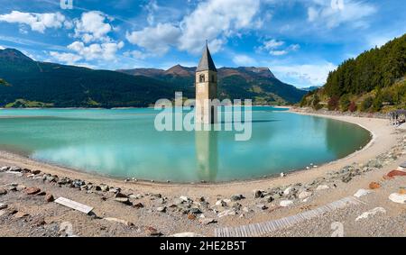 Der Glockenturm der Kirche stammt aus dem überfluteten Dorf Graun - Curon im Vinschgau, Südtirol, Italien Stockfoto