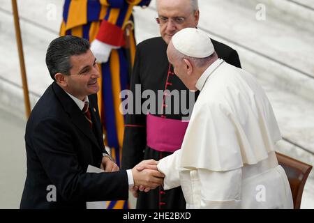 Vatikanstadt. 08th Januar 2022. Papst Franziskus trifft die Mitglieder der Vereinigung der Heiligen Petrus und Paulus im Vatikan. 6. Januar 2021. NUR FÜR REDAKTIONELLE ZWECKE - Vatican Media/Spaziani. Kredit: dpa/Alamy Live Nachrichten Stockfoto