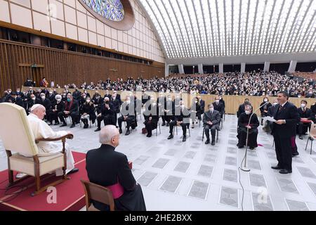 Vatikanstadt. 08th Januar 2022. Papst Franziskus trifft die Mitglieder der Vereinigung der Heiligen Petrus und Paulus im Vatikan. 6. Januar 2021. NUR FÜR REDAKTIONELLE ZWECKE - Vatican Media/Spaziani. Kredit: dpa/Alamy Live Nachrichten Stockfoto