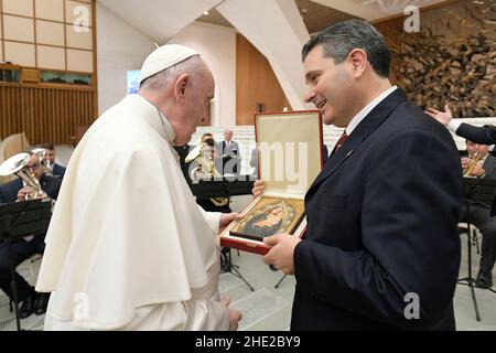 Vatikanstadt. 08th Januar 2022. Papst Franziskus trifft die Mitglieder der Vereinigung der Heiligen Petrus und Paulus im Vatikan. 6. Januar 2021. NUR FÜR REDAKTIONELLE ZWECKE - Vatican Media/Spaziani. Kredit: dpa/Alamy Live Nachrichten Stockfoto