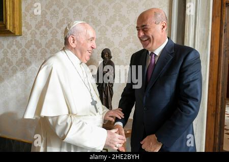 Vatikanstadt. 08th Januar 2022. Papst Franziskus trifft den Präsidenten der Region Latium, Nicola Zingaretti, im Vatikan. 6. Januar 2021. NUR FÜR REDAKTIONELLE ZWECKE - Vatican Media/Spaziani. Kredit: dpa/Alamy Live Nachrichten Stockfoto