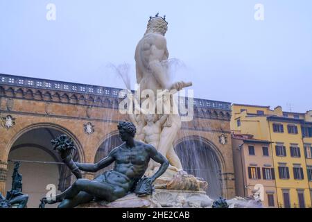 Florenz, Italien: Der Neptunbrunnen auf dem Platz piazza della Signoria in der Nähe des Palastes Vecchio in der Altstadt am Abend über Fensterlichter Stockfoto