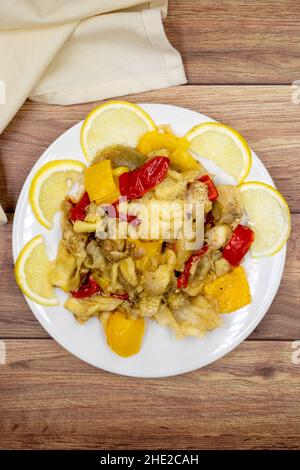 Gerösteter Auberginen-Salat auf einem Holzhintergrund. Türkischer Salat mit gebackener Aubergine. Patlıcan salata. Türkische Küche Vorspeisen. Draufsicht. Nahaufnahme Stockfoto