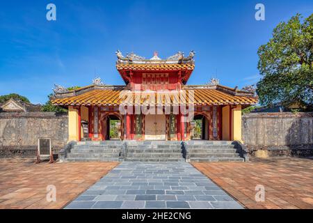 Minh Mang Grab in der Nähe der Kaiserstadt mit der Purple Verbotenen Stadt in der Zitadelle in Hue, Vietnam. Kaiserlicher Königspalast der Nguyen-Dynastie Stockfoto