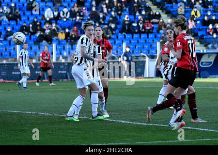 Frosinone, Italien. 08th Januar 2022. Christy Grimshaw vom AC Mailand erzielt das Tor von 0-1 beim italienischen Supercup-Finale der Frauen zwischen dem FC Juventus und dem AC Mailand im Benito Stirpe-Stadion in Frosinone (Italien) am 8th. Januar 2022. Foto Andrea Staccioli/Insidefoto Kredit: Insidefoto srl/Alamy Live News Stockfoto