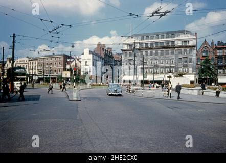 Ein Blick auf das Stadtzentrum, Nottingham, Nottinghamshire, England, Großbritannien im August 1958 – aufgenommen von Beastmarket Hill auf dem Old Market Square mit Long Row West dahinter. Der Kreisverkehr ist verschwunden, ebenso wie private Autos, da das Gebiet eine Fußgängerzone und eine Zone für öffentliche Verkehrsmittel ist. Straßenbahnschienen führen durch die Market Street (Zentrum), nachdem sie die Oberleitungen für Obus übernommen haben. Das Kaufhaus Griffin und Spalding (rechts) wurde Teil der Debenhams-Kette und schloss erst 2021 – ein Vintage-Foto aus dem Jahr 1950s. Stockfoto