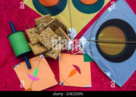 Beliebte Makarsankranti oder Uttarayan spezielle Wintersüße genannt Gajak aus Jaggery, Erdnüssen, Sesam. Traditionelle indische süß mit bunten Stockfoto