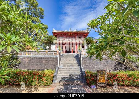 Minh Mang Grab in der Nähe der Kaiserstadt mit der Purple Verbotenen Stadt in der Zitadelle in Hue, Vietnam. Kaiserlicher Königspalast der Nguyen-Dynastie Stockfoto