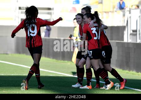 Frosinone, Italien. 08th Januar 2022. AC Milan Spieler feiern, nachdem Christy Grimshaw von AC Milan beim italienischen Frauen-Supercup-Finale zwischen dem FC Juventus und AC Milan am 8th. Januar 2022 im Benito Stirpe Stadion in Frosinone (Italien) das Tor von 0-1 erzielte. Foto Andrea Staccioli/Insidefoto Kredit: Insidefoto srl/Alamy Live News Stockfoto