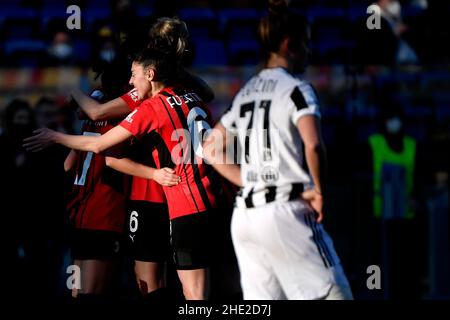 Frosinone, Italien. 08th Januar 2022. AC Milan Spieler feiern, nachdem Christy Grimshaw von AC Milan beim italienischen Frauen-Supercup-Finale zwischen dem FC Juventus und AC Milan am 8th. Januar 2022 im Benito Stirpe Stadion in Frosinone (Italien) das Tor von 0-1 erzielte. Foto Andrea Staccioli/Insidefoto Kredit: Insidefoto srl/Alamy Live News Stockfoto