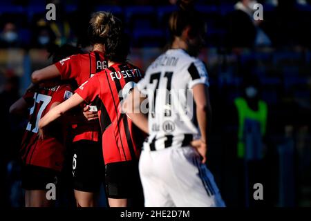 Frosinone, Italien. 08th Januar 2022. AC Milan Spieler feiern, nachdem Christy Grimshaw von AC Milan beim italienischen Frauen-Supercup-Finale zwischen dem FC Juventus und AC Milan am 8th. Januar 2022 im Benito Stirpe Stadion in Frosinone (Italien) das Tor von 0-1 erzielte. Foto Andrea Staccioli/Insidefoto Kredit: Insidefoto srl/Alamy Live News Stockfoto