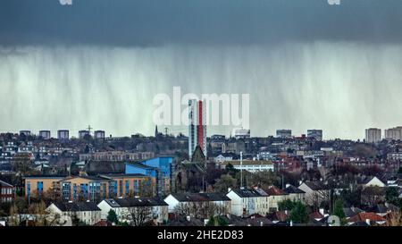 Glasgow, Schottland, Vereinigtes Königreich 8th. Januar 2022. Wetter in Großbritannien: Regen fällt über das westliche Ende der Stadt und die Skyline von Hollywood, während sie den Schnee wegspült. Credit Gerard Ferry/Alamy Live News Stockfoto