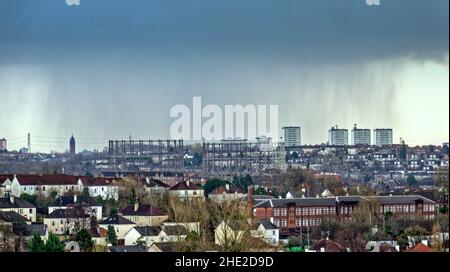 Glasgow, Schottland, Vereinigtes Königreich 8th. Januar 2022. Wetter in Großbritannien: Regen fällt über das westliche Ende der Stadt und die Skyline von Hollywood, während sie den Schnee wegspült. Credit Gerard Ferry/Alamy Live News Stockfoto