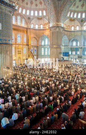 Fatih,Istanbul,Türkei - 04-16-2010:Muslime am Freitag zum Gebet in der Blauen Moschee Stockfoto