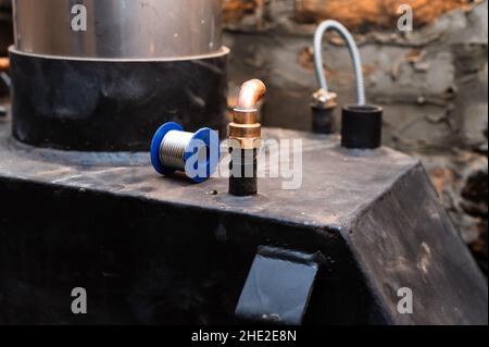 Installation von Kupferrohren für die Wasserversorgung des Kamins, Heizung im Haus mit einem neuen Kamin. Stockfoto