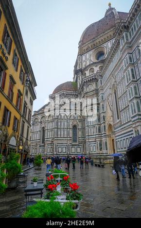 Florenz, Italien: Weihnachtsschmuck auf dem Platz, piazza duomo gegenüber dem Duomo Santa Maria del Fiore und das Baptistery in Florenz Stockfoto