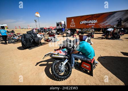 123 Moore Charan (zaf), KTM 450 Rally Replica, Moto, Original von Motul, W2RC, Atmosphäre während des Ruhetag der Rallye Dakar 2022 am 8th 2022. Januar in Riad, Saudi-Arabien - Foto: Gigi Soldano/DPPI/LiveMedia Stockfoto
