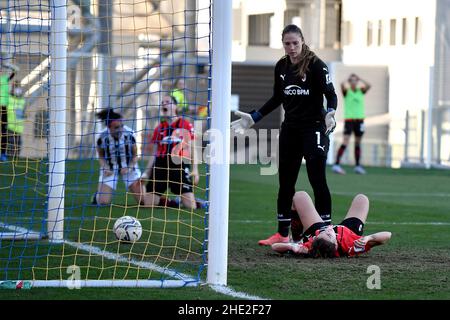 Valentina Bergamaschi vom AC Mailand sieht mit ihrer Teamkollegen Laura Giuliani niedergeschlagen aus, nachdem sie beim italienischen Supercup-Finale zwischen Juventus FC und AC Mailand am 8th. Januar 2022 im Benito Stirpe-Stadion in Frosinone (Italien) ein eigenes Tor (1-1) gemacht hatte. Foto Andrea Staccioli / Insidefoto Stockfoto