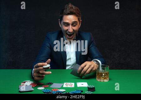 Der glückliche Pokerspieler freut sich über seinen Sieg und kann seine Emotionen nicht eindämmen. Stockfoto