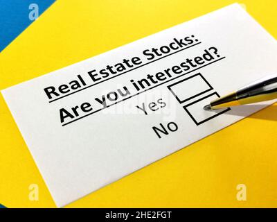 Eine Person beantwortet Fragen zu Immobilienaktien. Stockfoto