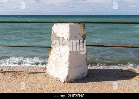 Promenade Geländer und Uferwasser, Schwarzmeerküste an einem sonnigen Sommertag, Krim Stockfoto