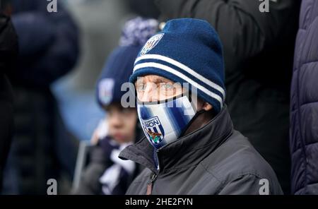 Ein Fan von West Bromwich Albion trägt eine Gesichtsmaske mit Vereinsmarke während des dritten Spiels des Emirates FA Cup in den Hawthorns, West Bromwich. Bilddatum: Samstag, 8. Januar 2022. Stockfoto