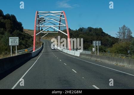 Straßenbrücke über den Waikato River, Waikato Region auf der Nordinsel Neuseelands Stockfoto