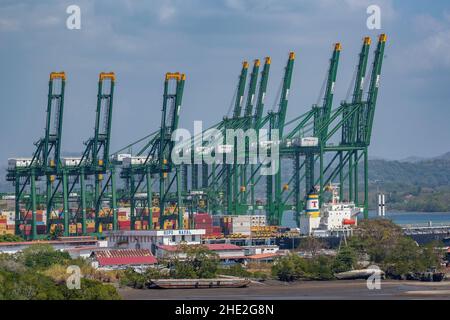 Eingang zum Panamakanal und Container-Ladefläche im Hafen von Balboa Stockfoto