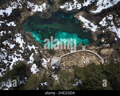 Luftaufnahme über dem Naturpark des Zelenci Sees im Winter, Slowenien Stockfoto