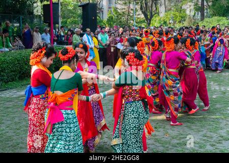 Kalkutta, Indien - 21. März 2019 : Mädchen Tänzerinnen in Sari, traditionelle indische Kleid mit Palash Blumen, Butea monosperma, Make-up, tanzen Stockfoto