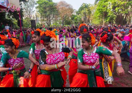 Kolkata, Indien - 21. März 2019 : Festival der Farben , schöne junge Mädchen mit Frühling festliche Make-up , genießen abir khela, Holi utsab celebrat Stockfoto