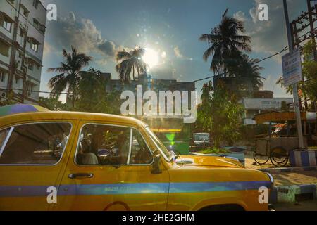 Kalkutta, Westbengalen, Indien - 20.. Juli 2019 : Kalkutta Stadtbild, moderne Architektur von Gebäuden, Sonnenstrahlen, die durch Wolken platzen, blauer Himmel. Stockfoto