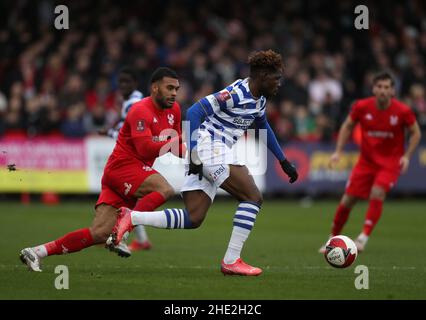 Alex Penny von Kidderminster Harriers (links) und Tom DELE-Bashiru von Reading kämpfen im dritten Lauf des Emirates FA Cup im Aggborough Stadium, Kidderminster, um den Ball. Bilddatum: Samstag, 8. Januar 2022. Stockfoto