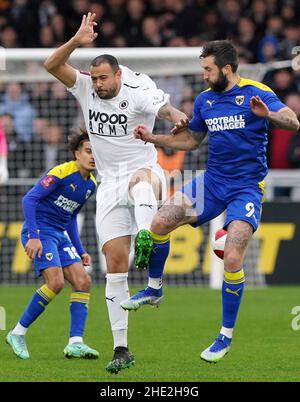 David Stephens von Boreham Wood (links) und Ollie Palmer von AFC Wimbledon kämpfen beim dritten Lauf des Emirates FA Cup im LV Bet Stadium Meadow Park in Borehamwood um den Ball. Bilddatum: Samstag, 8. Januar 2022. Stockfoto